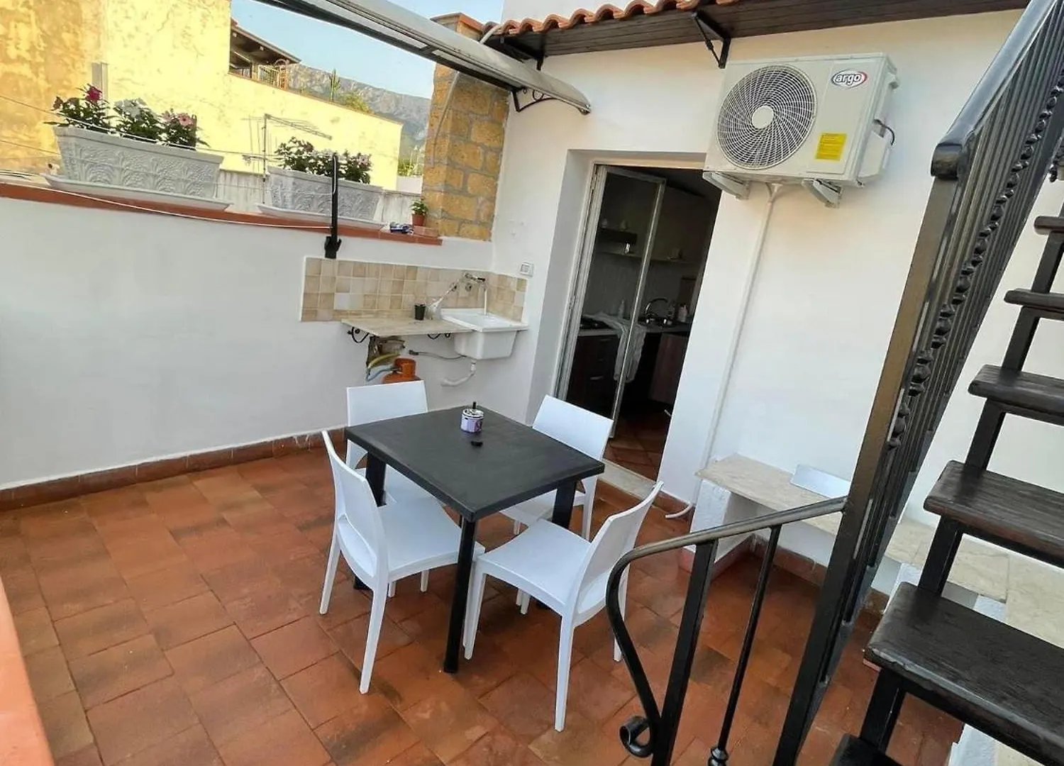 Casa Vacanza L'Antico Moderno Terrasini 0*,  Italy